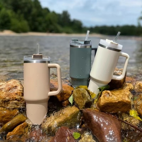 ✨40oz Reusable Vacuum Quencher Tumbler with Straw ✨ CREAM WHITE ✨ - Picture 5 of 11